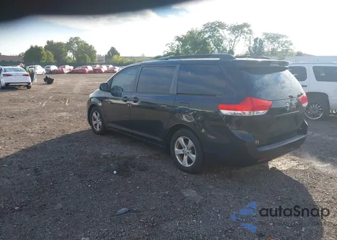 2012 Toyota Sienna Le V6 8 Passenger z USA, uszkodzony, nr VIN 5TDKK3DC1CS255931